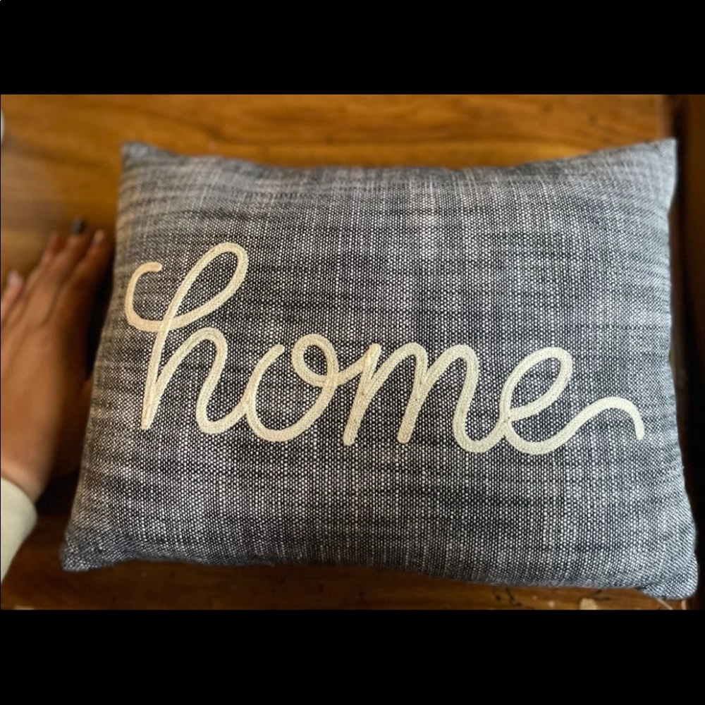 Small pillow
Perfect for entryway or couch
Blueish/grey - Picture 3 of 4